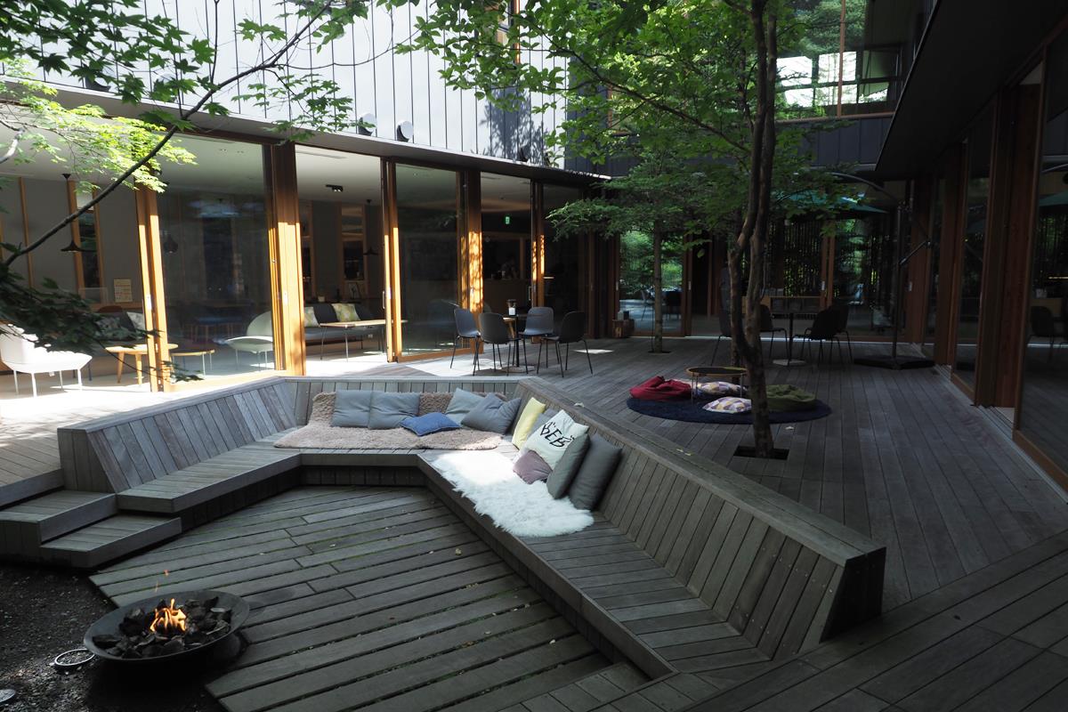 休憩時間は木漏れ日が気持ち良い中庭でリフレッシュ（SankeiBiz編集部）