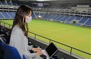 パナソニックスタジアム吹田では、観客席に出てテレワークをすることができる＝吹田市