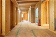 木造であることが一目で分かるマンション施工現場＝東京都稲城市（三井ホーム提供）