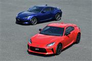 進化した“兄弟スポーツカー”、トヨタ「GR86」（写真手前）とスバル「BRZ」