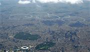 東京五輪開会式当日の予行として、国立競技場の上空で航空自衛隊のアクロバット飛行チーム「ブルーインパルス」が描いた五輪マーク＝7月21日午後0時47分、東京都（本社ヘリから、沢野貴信撮影）