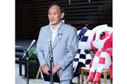 東京五輪の競技開始を受け記者団の質問に答える菅義偉首相＝7月21日午後、首相官邸（春名中撮影）