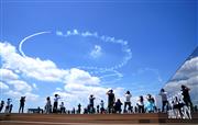 7月23日の開会式を前に予行飛行し、国立競技場上空に五輪の輪を描いたブルーインパルス＝21日午後、東京都渋谷区（宮崎瑞穂撮影）