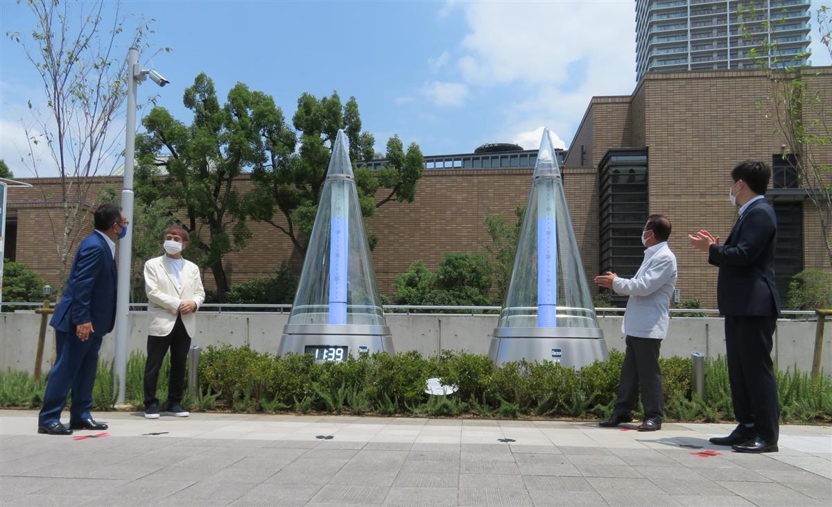 建築家の安藤忠雄さん（左から２人目）が設計した温度計付き時計のお披露目会＝２６日午前、大阪市北区の中之島公園（矢田幸己撮影）
