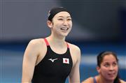 女子４００メートルリレー予選、泳ぎ終えて笑顔を見せた第２泳者の池江璃花子＝２４日、東京アクアティクスセンター（恵守乾撮影）