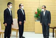 「黒い雨」訴訟について上告断念の方針を湯崎英彦広島県知事（左）と松井一実広島市長（中央）に伝える菅義偉首相＝２６日午後、首相官邸（春名中撮影）
