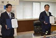 富士川調査に関する覚書に署名した静岡県の川勝平太知事（左）と山梨県の長崎幸太郎知事＝２７日、静岡県庁（岡田浩明撮影）