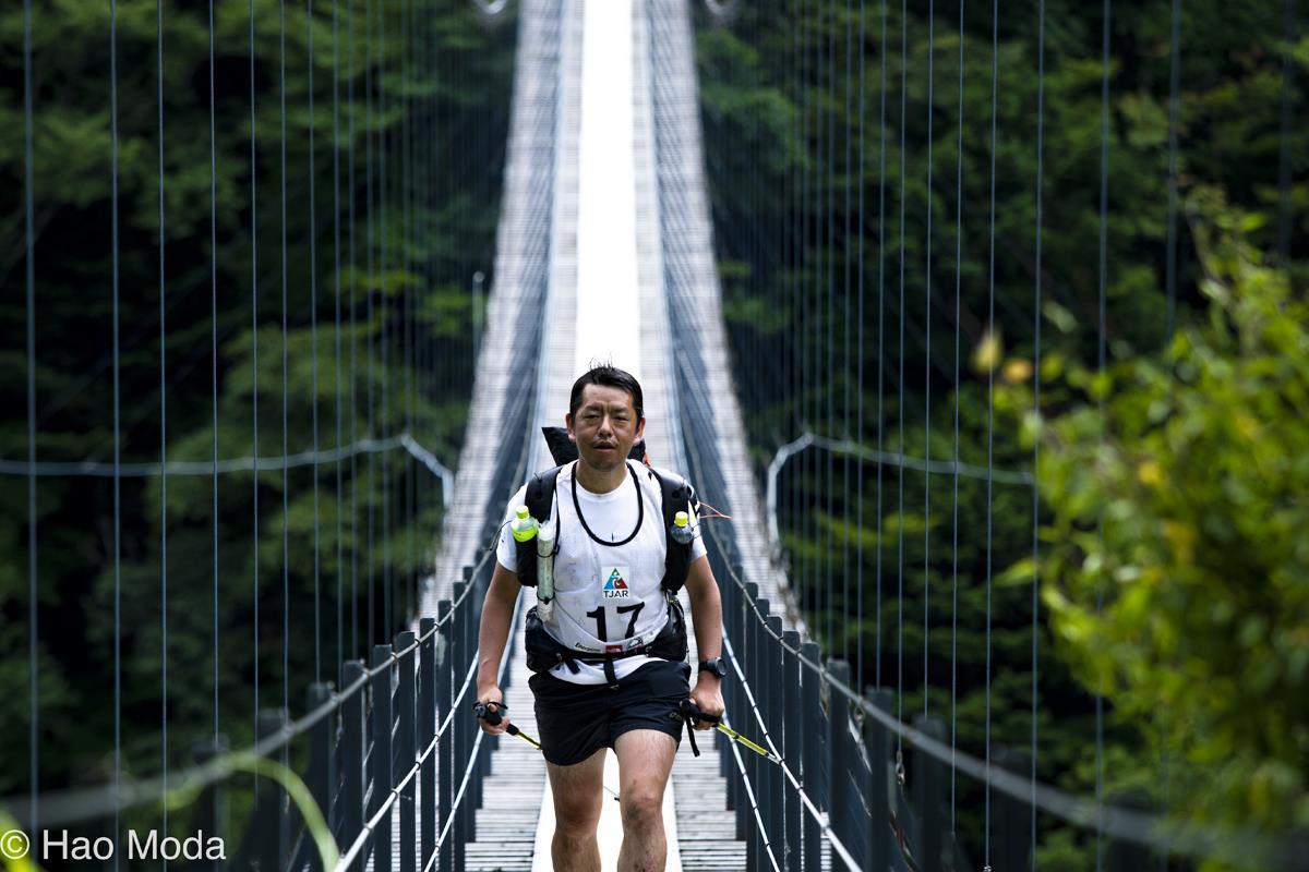 南アルプスから下山して畑薙大吊橋を渡る（茂田羽生撮影）