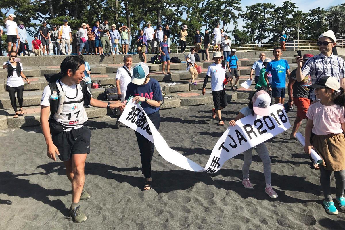 8月18日午前8時11分、家族と一緒に3位でゴール。記録は152時間11分（近内京太さん提供）