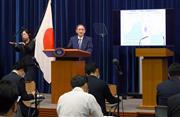 発令中の緊急事態宣言などの期間延長と区域変更が決定し会見で国民へさらなる協力を求める菅義偉首相＝３０日午後、首相官邸（春名中撮影）