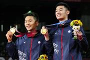 男子ダブルスで優勝し金メダルを手にする李洋（左）、王斉麟組＝武蔵野の森総合スポーツプラザ