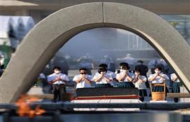 慰霊碑に向かって手を合わせる生徒たち＝６日午前６時５６分、広島市中区の平和記念公園（彦野公太朗撮影）