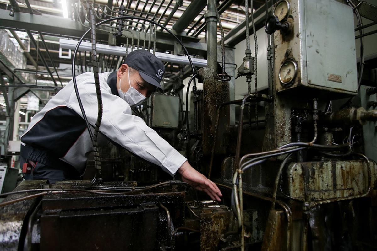 ロータリーエンジンの製作作業には10人ほどの熟練工があたる