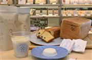 乳酸発酵甘麹を使ったチーズプリンやパウンドケーキなどが並ぶＡＭＡＣＯ　ＣＡＦＥ＝京都市中京区