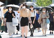 昨年はマスク姿で日傘を差す人も目立った＝２０２０年８月、東京・銀座