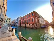 イタリアのベネチアで、朝の日差しと水際の風景を堪能した時の一枚。提供：執筆者