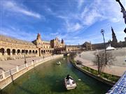 スペインのセビーリャ。「スターウォーズ」のロケ地となった快晴のスペイン広場で映画の撮影を想像しながら過ごした時の一枚。提供：執筆者