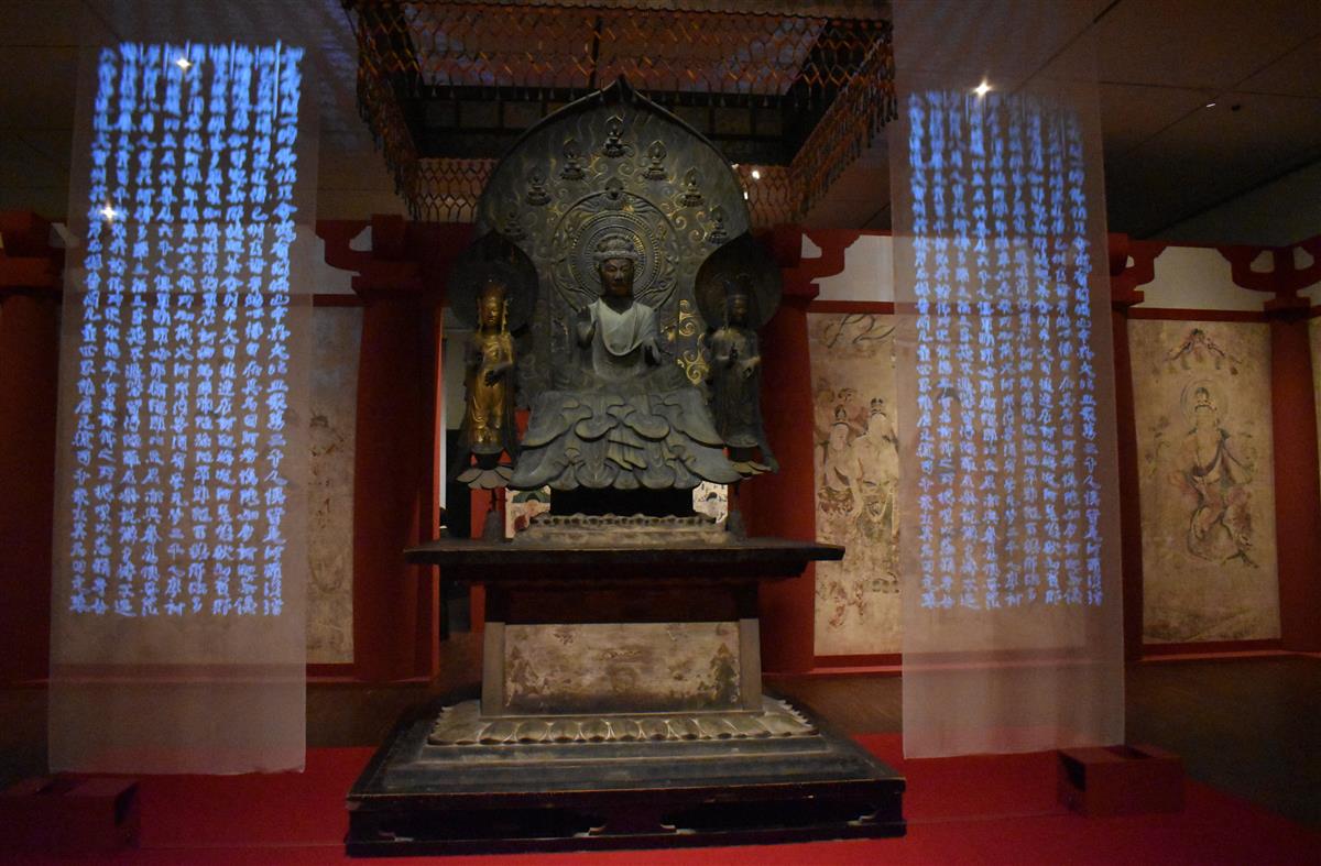 複製した法隆寺金堂の本尊「釈迦三尊像」。会場は荘厳な雰囲気に包まれている