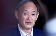 発令中の緊急事態宣言等の地域拡大と期間延長について記者団の質問に答える菅義偉首相＝１６日午後、首相官邸（春名中撮影）