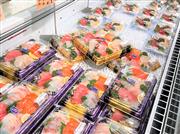 新鮮なお刺身や地域の特産品を購入すればテンションアップ！（筆者撮影）