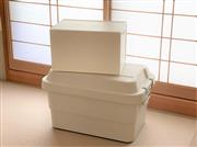 下の大きな収納に寝具と衣類。上の小さな収納に調理に関するものを収納（筆者撮影）