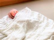 リネンのシーツにくるまれば肌触りもよく快適！（筆者撮影）