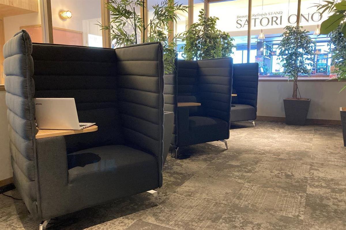 「ヒナタの杜　小戸の湯どころ」に整備されたワークスペース。半個室形式のソファを備える（同社提供）