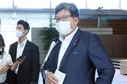 関係閣僚との会談後、記者団の質問に答える萩生田光一文科相＝２０日午後、首相官邸（春名中撮影）