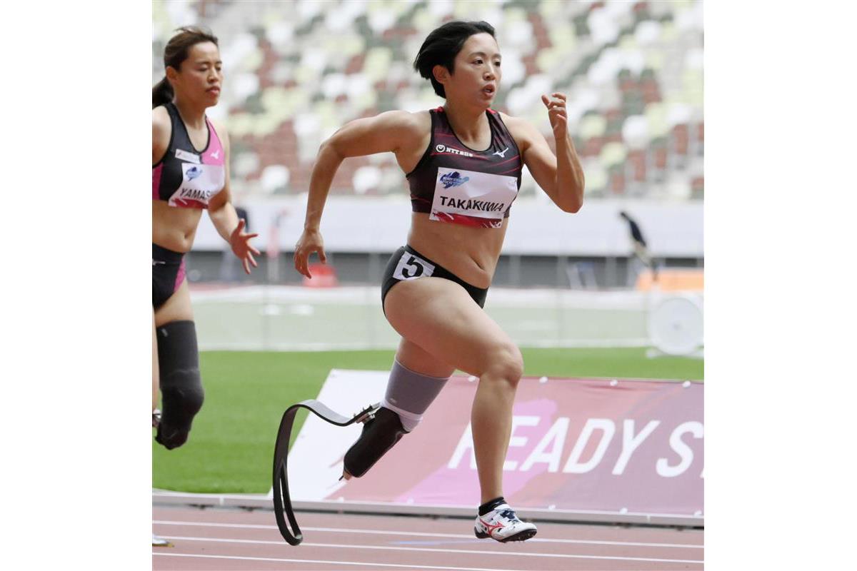 テスト大会でミズノと今仙技術研究所が開発した義足用ブレードを履いて走る高桑早生選手＝５月、東京都新宿区の国立競技場