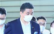 官邸に入る岸信夫防衛相＝２３日午前、首相官邸（春名中撮影）