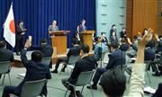 会見に臨む菅義偉首相。右は新型コロナウイルス感染症対策分科会の尾身茂会長＝２５日午後、首相官邸（萩原悠久人撮影）