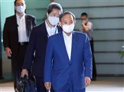 出邸する菅義偉首相＝３１日午前、首相官邸（春名中撮影）