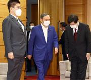 閣議に臨む菅義偉首相（中央）＝３１日午前、首相官邸（春名中撮影）
