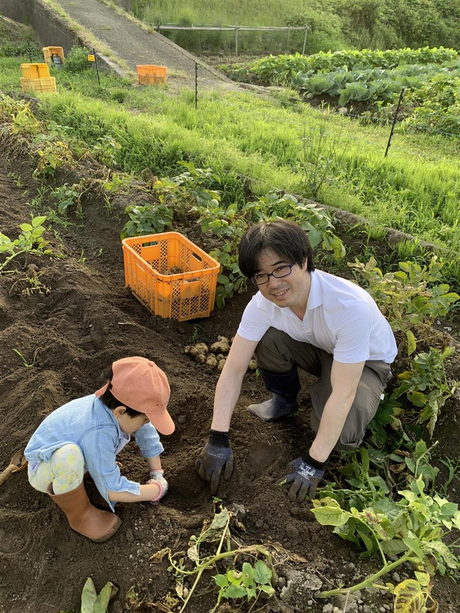 畑仕事は移住生活の魅力のひとつ。東京から移住した吉井秀三さんは１週間に１度は土にふれる