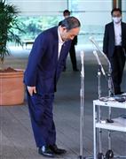 自民党総裁選への不出馬を表明する菅義偉首相＝３日午後、首相官邸（春名中撮影）