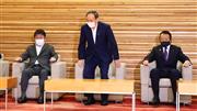 閣議に臨む（左から）茂木敏充外務相、菅義偉首相、麻生太郎副総理兼財務相＝３日午前、首相官邸（春名中撮影）