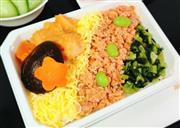 販売されている機内食の一つ「紅鮭の彩りご飯」（ANAホールディングス提供）