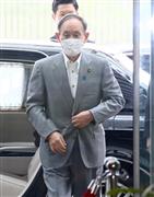 出邸する菅義偉首相＝６日午前、首相官邸（春名中撮影）
