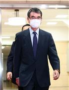 麻生太郎副総理兼財務相との面会に臨む河野太郎行政改革担当相＝６日午後、東京・霞が関（春名中撮影）