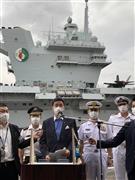 英海軍の最新鋭空母「クイーン・エリザベス」を視察した岸信夫防衛相（中央）＝６日、米海軍横須賀基地（神奈川県）