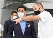 英空母「クイーン・エリザベス」の甲板でスティーブ・ムーアハウス司令官（右）から説明を受ける岸信夫防衛相＝６日午後、神奈川県横須賀市の米海軍横須賀基地（代表撮影）