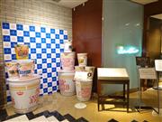 ホテルにも不思議と違和感がないカップヌードルのディスプレイ