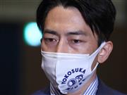 総裁選不出馬を明言した菅義偉首相との会談を終え記者団の取材に応じる小泉進次郎環境相＝３日午後、首相官邸（春名中撮影）