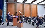 緊急事態宣言等の延長が決定し会見する菅義偉首相＝９日午後、首相官邸（宮崎瑞穂撮影）