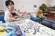 良原恵子さんが遊び道具などを置き、リラックスできる雰囲気にした中学のカウンセリングルーム。机にはやりかけのジグソーパズルがあった（前川純一郎撮影）