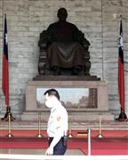 「中正紀念堂」にある?介石の銅像（矢板明夫撮影）
