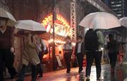 JR新橋駅周辺の飲食店街は雨の中でも人通りが絶えなかった＝今月2日夜、東京都港区（松井英幸撮影）