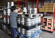 飲食店向けビールの樽が並ぶ光景が戻ってきた吉田酒店の倉庫＝１３日、仙台市太白区（大柳聡庸撮影）