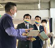 ＬＧＢＴ（同性愛者など性的少数者）の支援施設「プライドハウス東京レガシー」を視察する立憲民主党の枝野幸男代表（左から２人目）＝１５日午後、東京都新宿区