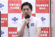 記者団の取材に応じる大阪府の吉村洋文知事＝１５日午後、大阪府庁